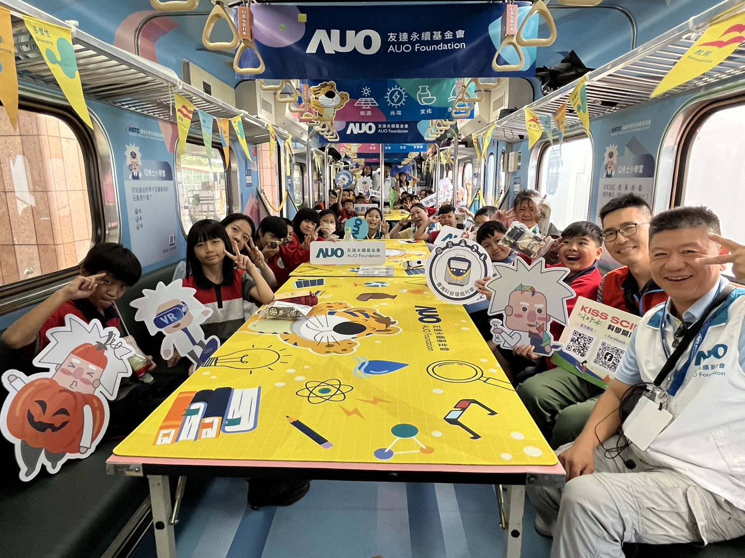 28圈永續基金會參與「臺灣科普環島列車」，設計基礎科學車廂課程，以「淨零碳排和永續能源」為主題，讓學生透過創意實驗認識淨零知識，以及思考生活中的減碳行為